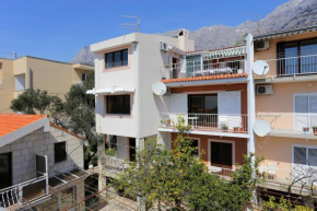 Apartments with a parking space Makarska - 9506